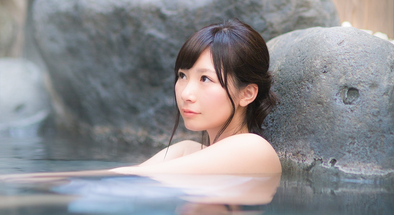 温泉に入る女性